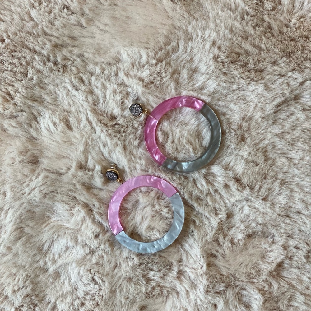 ❤️‍🔥FREE WITH PURCHASE ❤️‍🔥

NWOT druzy/ resin earrings - retro style - Picture 3 of 3